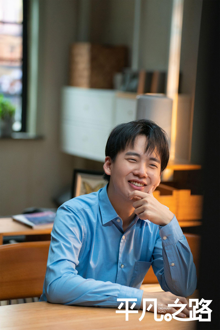 郭麒麟在《平凡之路》中饰演一名新人律师.