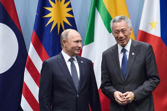 当地时间2018年11月14日，新加坡，东盟-俄罗斯峰会，俄罗斯总统普京（左）与新加坡总理李显龙。
