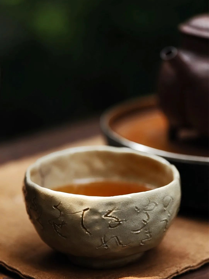 《东京梦华录》就有记载,汴梁的潘楼东街巷"街北山子茶铺,内有仙洞