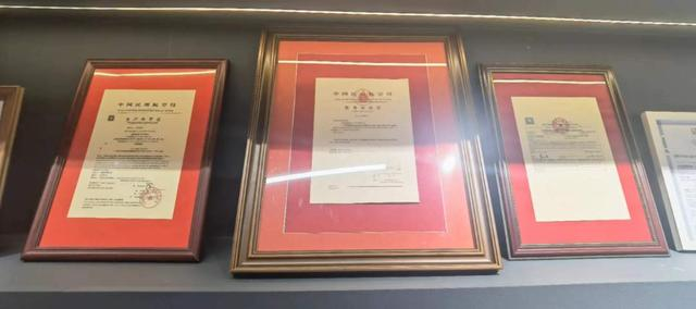 EH216-S无人驾驶载人无人机获得的全球首张型号合格证、生产许可证与标准适航证。姜晓丹摄