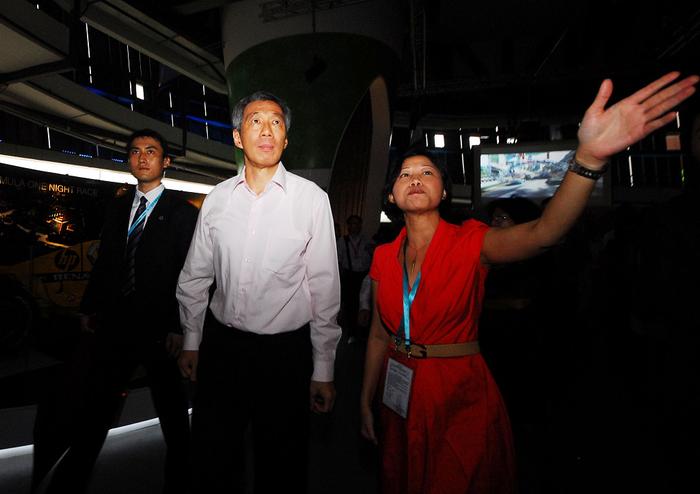 2010年9月12日，上海，新加坡总理李显龙在世博会新加坡馆参观。