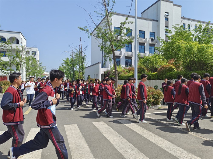 东海县房山高级中学开展应急疏散逃生演练活动
