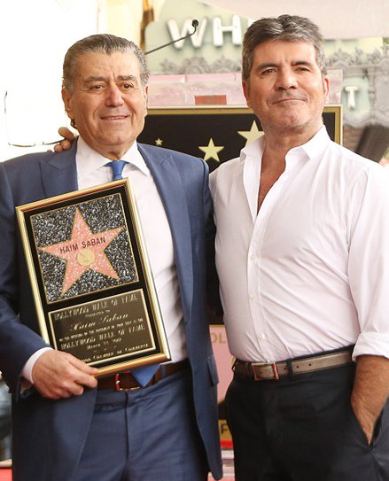 2017年3月22日，好莱坞，哈伊姆·萨班（左）与英国电视制作人西蒙·考威尔在星光大道。图片来源：视觉中国