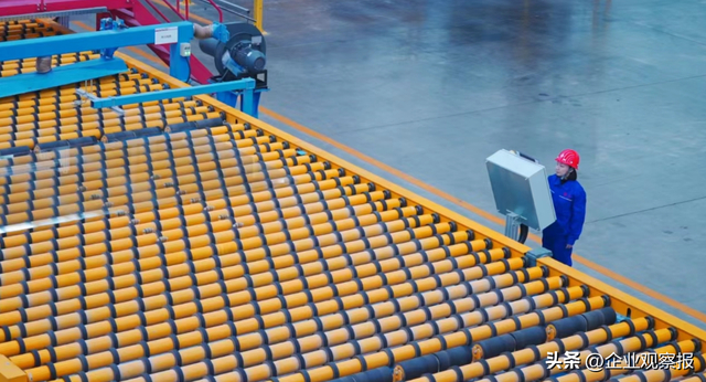 职工在优质浮法玻璃生产线冷端操作