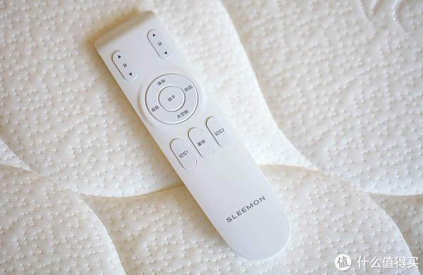 通过附带的遥控器能够很容易的分区调整床架的高度和倾斜角度.