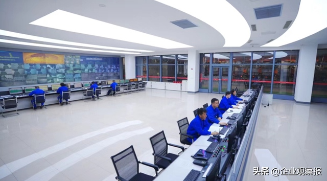 耀华（秦皇岛）公司职工在中控室工作