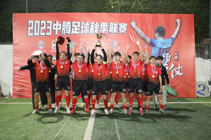 权队带领公司足球队多次获得冠军。（图/受访者提供）