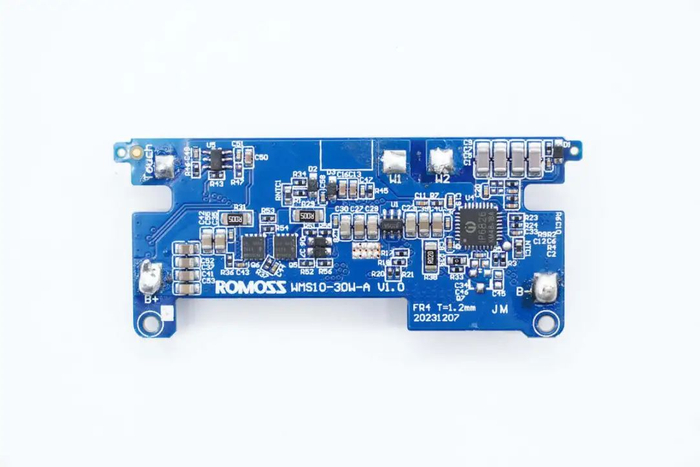 背面焊接无线充电芯片,谐振电容和同步升降压开关管.