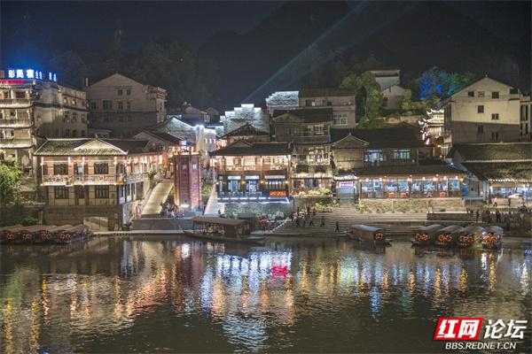 夜游沈从文笔下的边城,体验不一样的湘西风情