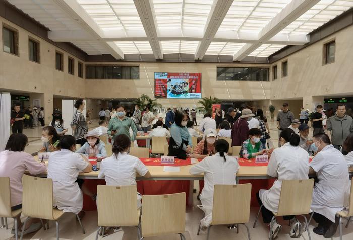 垂杨柳医院开展全民营养周义诊，为300余位居民提供咨询