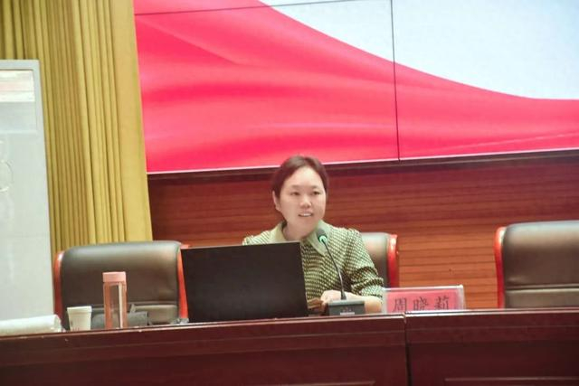 周晓莉做专题培训指导,强调在生物教学中要做到:深入研读课标,精准
