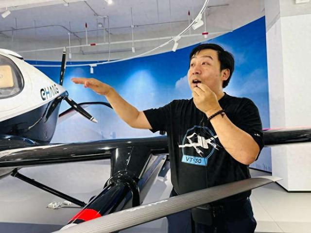 亿航智能创始人,董事长兼首席执行官胡华智向媒体介绍情况.