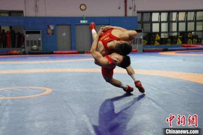 广西摔跤运动员备战巴黎奥运会