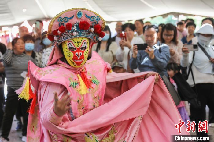 何五昌 摄图为民间艺人在表演魔术.何五昌 摄图为民间艺人在表演魔术.