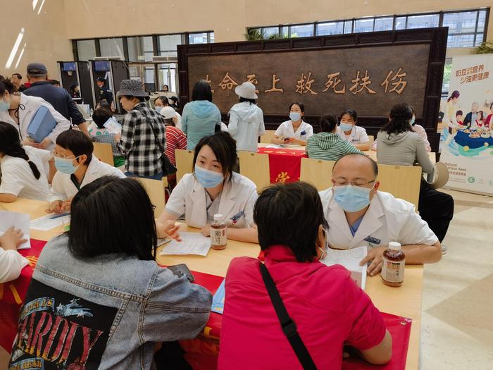 垂杨柳医院开展全民营养周义诊，为300余位居民提供咨询