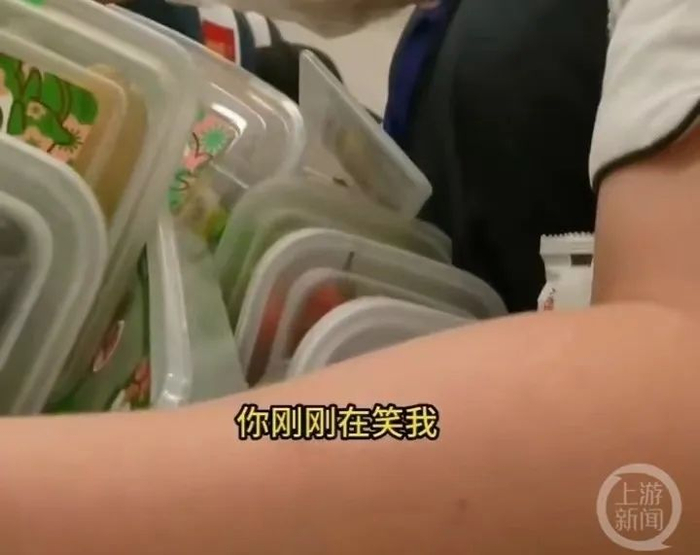 乘客投诉自己被乘务员嘲笑。图片来源/视频截图