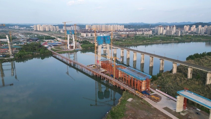 由中铁北京工程局承建的西渝高铁宣汉隧道正在大机施工.王力摄