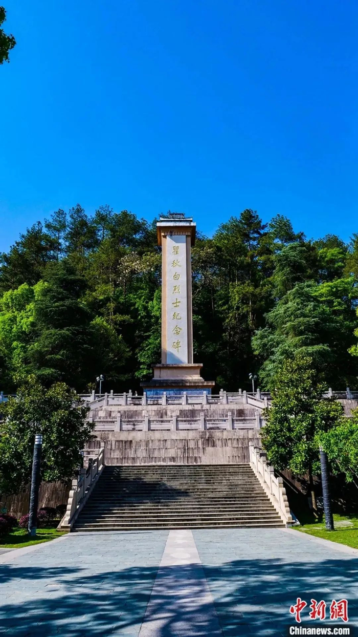 瞿秋白烈士纪念碑,位于长汀县罗汉岭,是1951年在瞿秋白烈士就义地建