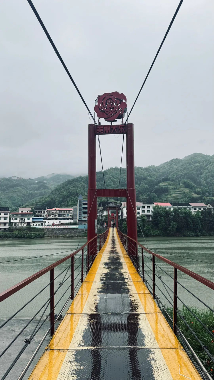 有村民放羊放牛,路过打招呼,即便是半懂不懂的方言,也能聊上半晌.