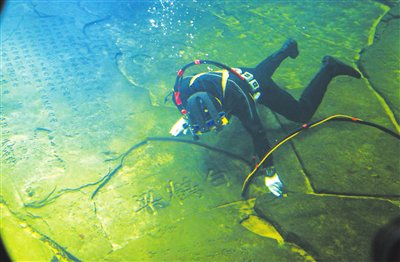 "白鹤梁原是涪陵北部的长江中一道长1600米,平均宽约15米的天然石梁