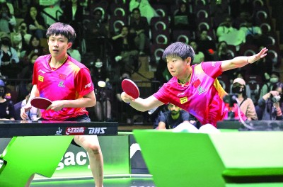 5月9日，在WTT沙特大满贯混合双打决赛中，中国组合王楚钦/孙颖莎（右）夺得冠军。新华社记者 王海洲摄