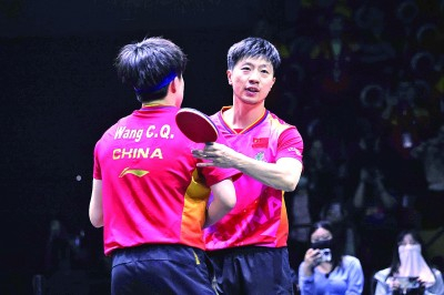 5月10日，在WTT沙特大满贯男子双打决赛中，中国组合马龙（右）/王楚钦夺得冠军。新华社记者 王海洲摄