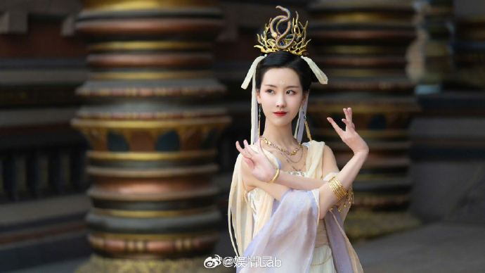 十年璀璨,@张慧雯wen 感恩遇见镜头下的魔法师@何炅,让《栀子花开》中