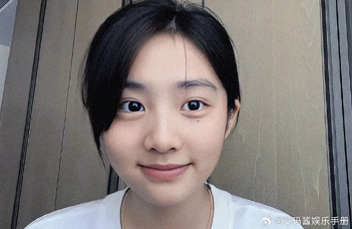 黄多多高中毕业了! 黄多多的最新图大家觉得怎么样?适合进娱乐圈嘛?