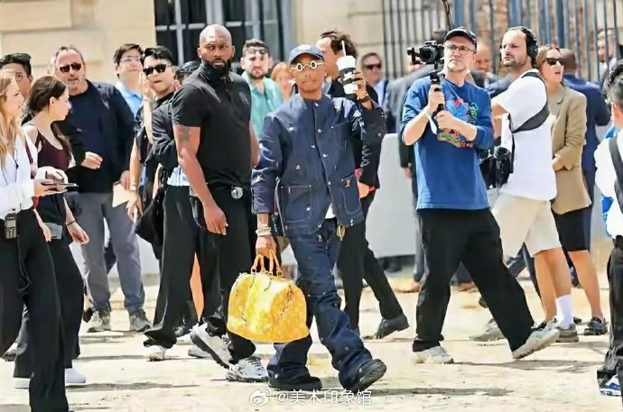 "lv设计总监现身成都太古里,身价千万炸街"