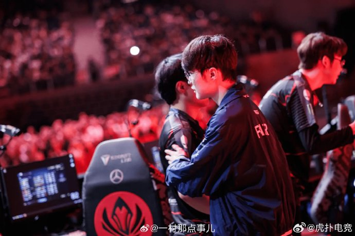 摄影师一村分享faker和impact碰拳的照片并配文:legends
