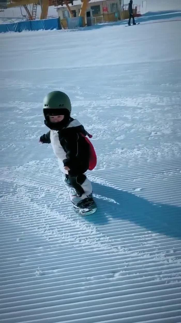 人类幼崽滑雪太酷了 这平衡力把握的死死的