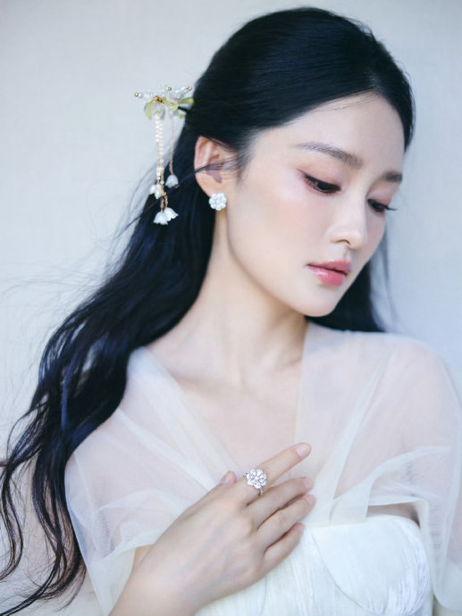 好美啊李沁今天温婉国风直播造型!