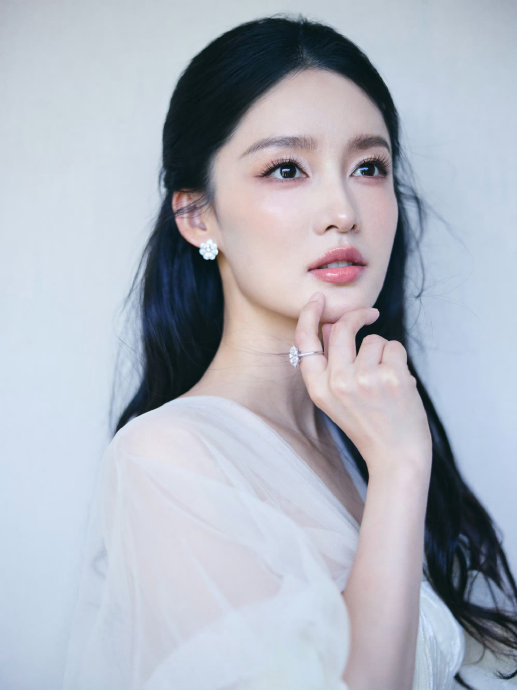 好美啊李沁今天温婉国风直播造型!