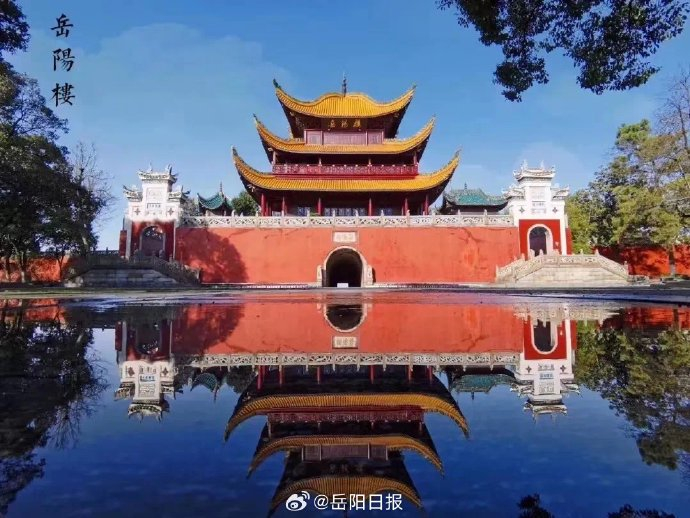 八月湖水平,涵虚混太清, 气蒸云梦泽,波撼岳阳城