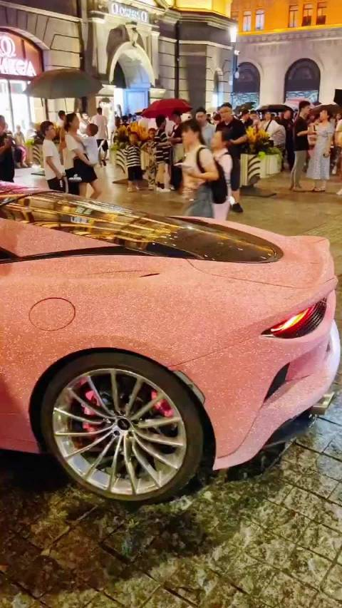 广东湛江18岁千金大小姐开着钻石粉色迈凯伦gt来外滩18号吃晚餐了