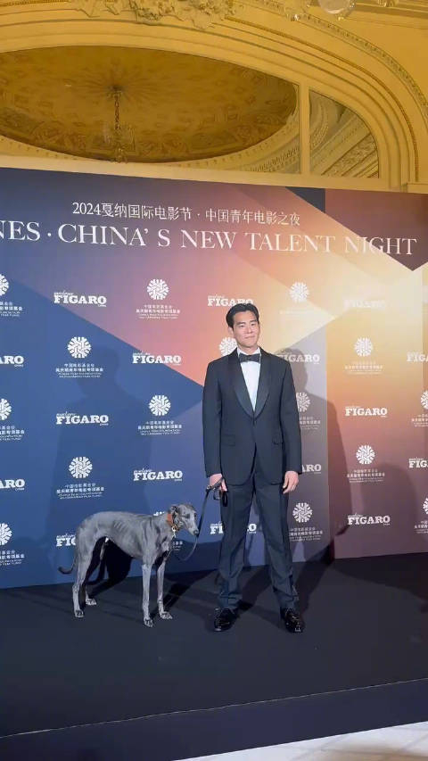 彭于晏一身黑色西装亮相气质满分