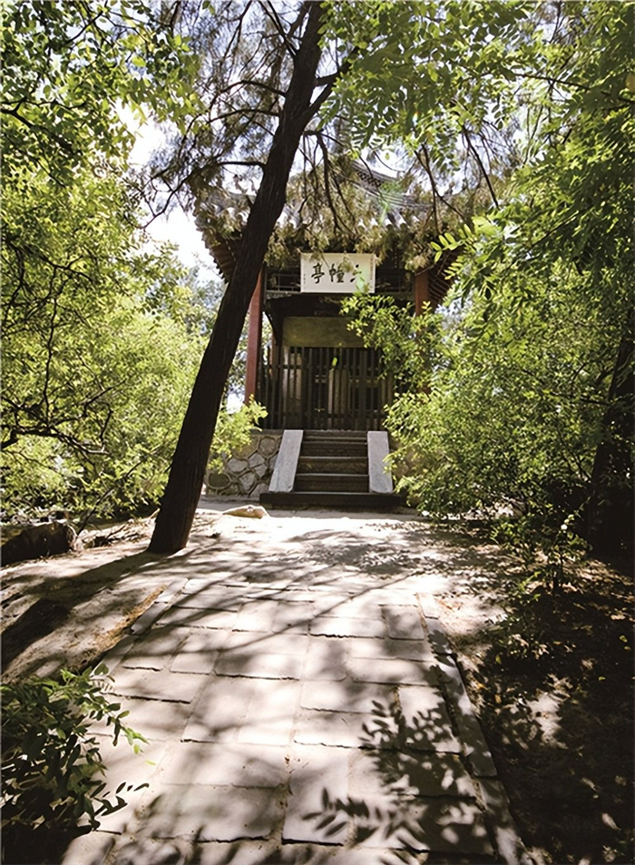 古莲花池是北方著名的古典园林,园内景观清幽淡雅,同时处处蕴含着中国