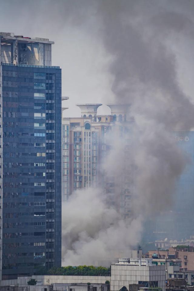 广州一服装批发市场起火，广州消防：搜救出1名人员，已无生命体征