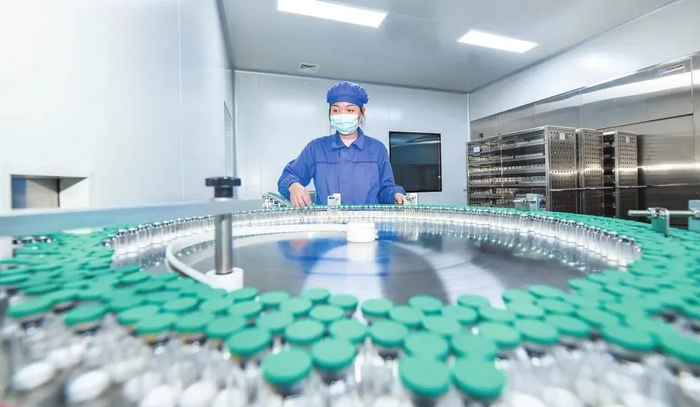 在海南普利制药股份有限公司注射剂三车间，工作人员在对轧盖后的冻干产品进行收集。记者 康登淋 摄