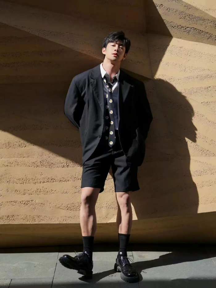 雅痞风少年的核心便是雅中带痞.