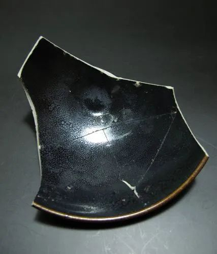 可以说定窑的黑釉瓷把胎和釉的功效发挥到了极致,从开始一味