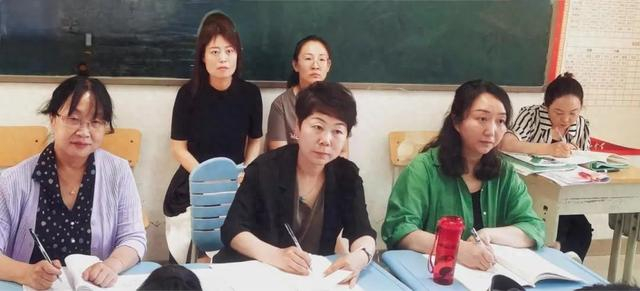 课堂市教科院语文学科专家孔丽梅老师对雷丽娜老师的公开课《发现完善