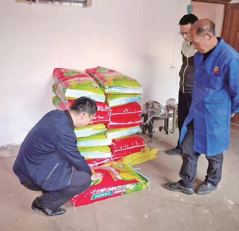 江西省新余市公安局食药环侦支队民警进入农户家中采集肥料样品取证。受访者供图