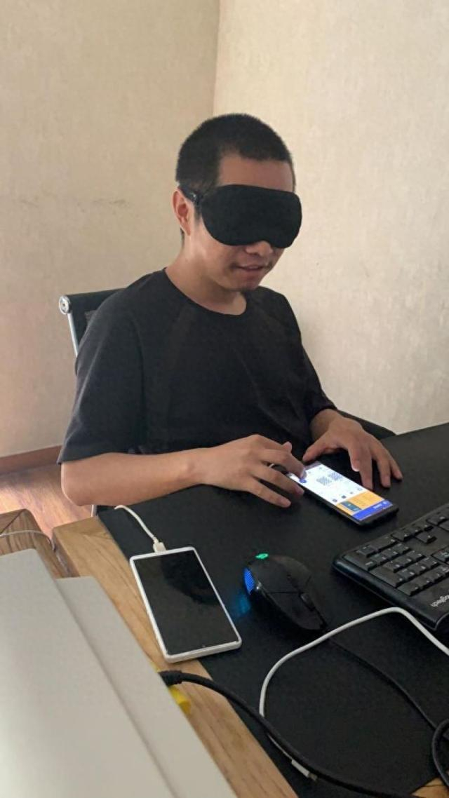 "国象联盟"高级软件开发工程师黄晨戴上眼罩调试系统本报(chinatimes.