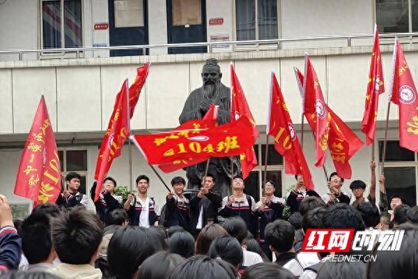 山顶见!株洲市一中学子勇攀高峰 为高考减压加油