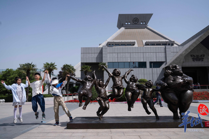 敬献哈达的藏族小伙,演奏马头琴的蒙古族少年,能歌善舞的维吾尔族姑娘