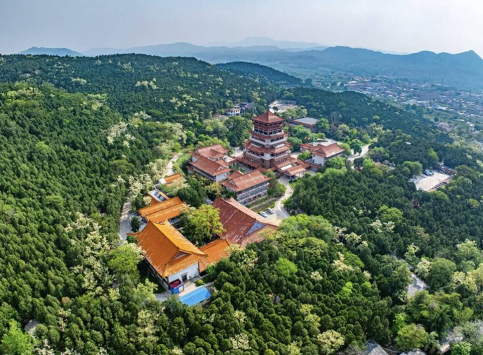 长清五峰山景区,当天门票半价优惠,即25元/人.