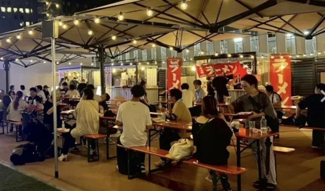 开业当晚的餐饮区景象。图源：京桥经济新闻