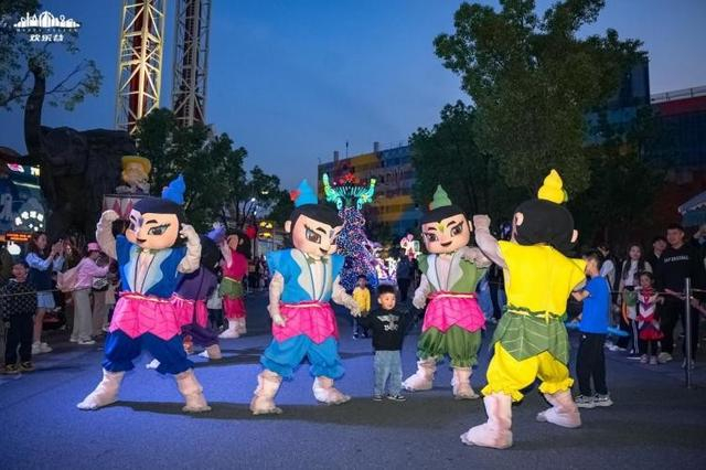 园内百余经典游乐项目持续制造欢乐,飓风湾及冰雪童话王国两大游玩
