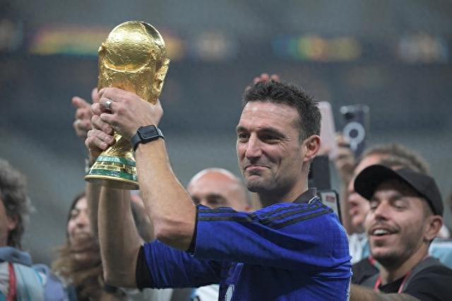 阿根廷队主帅斯卡洛尼迎来46岁生日,带队斩获美洲杯 世界杯冠军